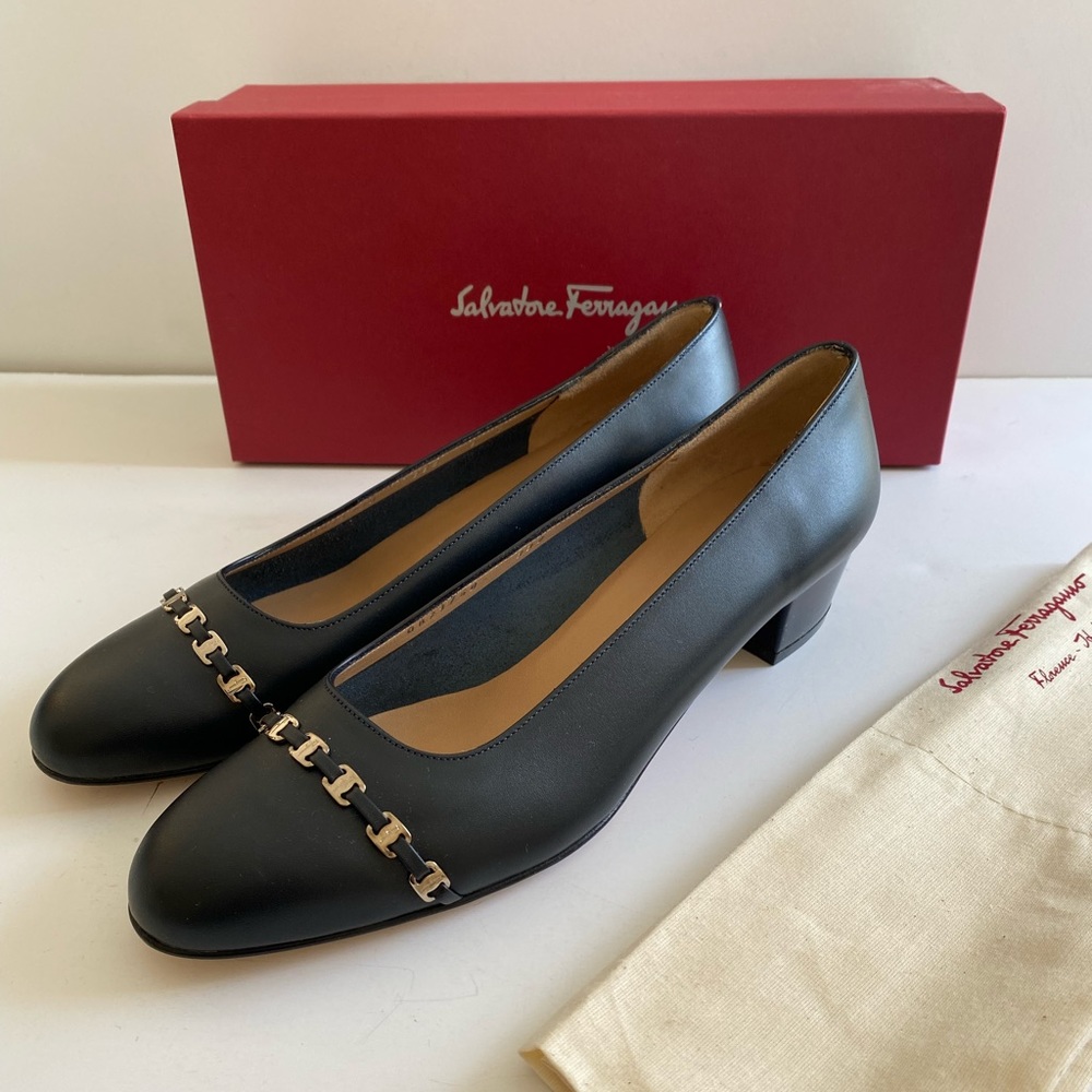 Salvatore Ferragamo Blue Pima 30 Leather Logo Chain Heel Pumps 9C Flats New